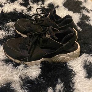 Women’s  Black Nike Air Huaraches